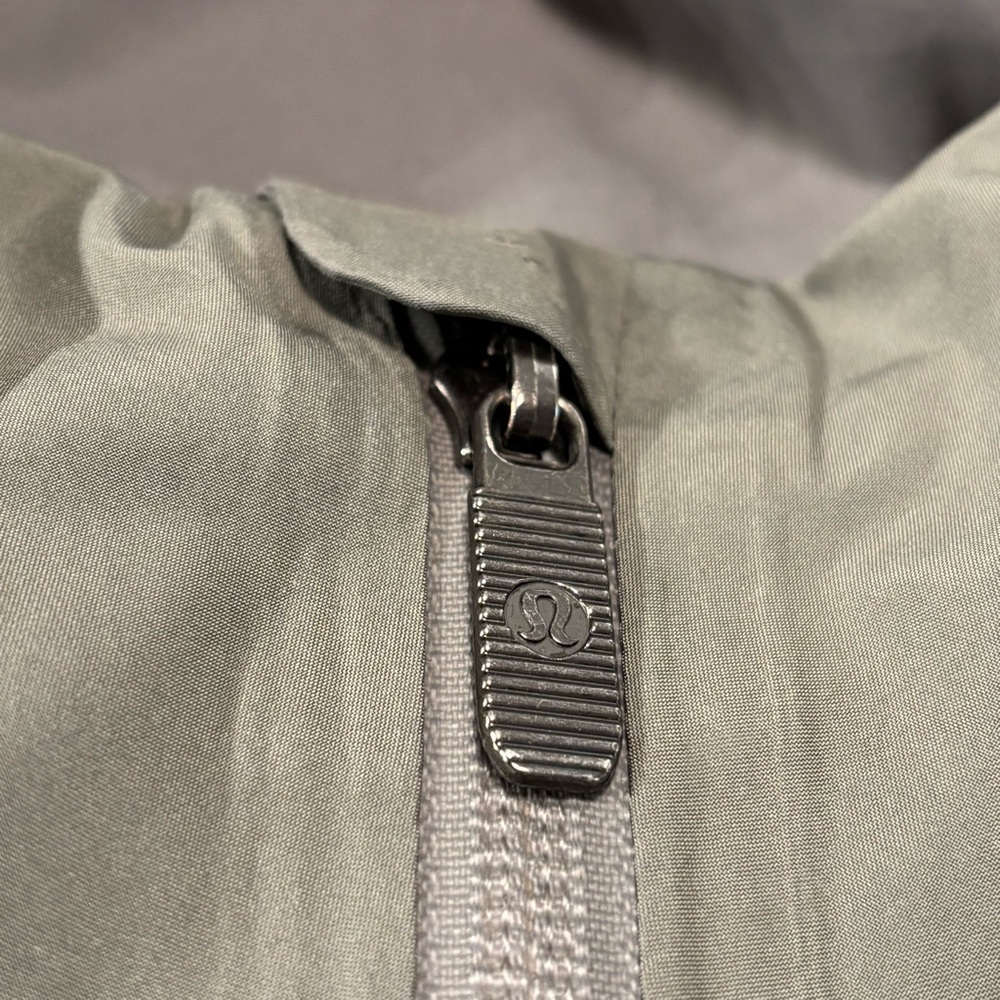 lululemon athletica Women's Olive Hooded Raincoat - Picture 5 of 13